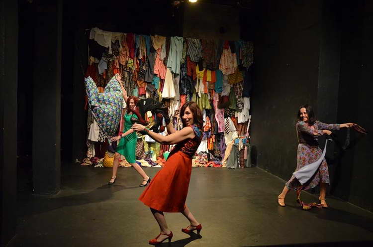 «Η Γυναίκα / Το Ρούχο» μια διαφορετική performance στο Θέατρο Φούρνος