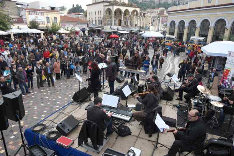 Τσικνοπέμπτη με άρωμα παράδοσης και μουσική στο κέντρο της Αθήνας