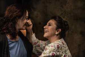 Η παράσταση «Καληνύχτα Μητέρα» επιστρέφει στο θέατρο Βριλησσίων «Αλίκη Βουγιουκλάκη»