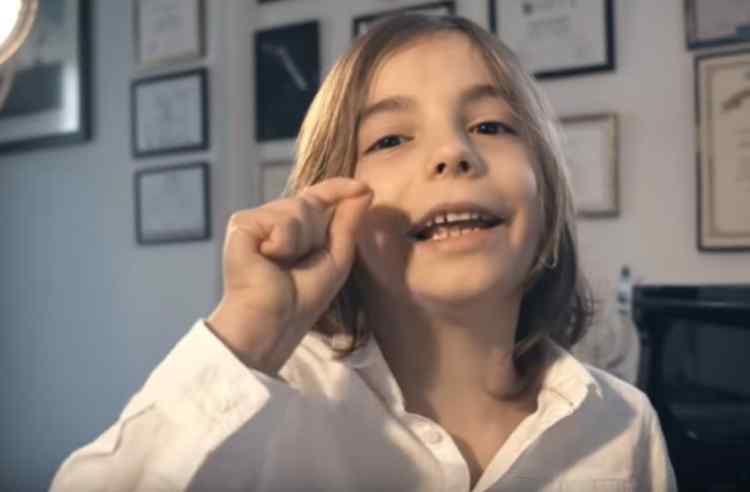 Ο Στέλιος Κερασίδης, μια 7χρονη μουσική ιδιοφυία, συνέθεσε ένα βαλς εμπνευσμένο από τη ζωή σε καραντίνα